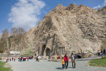 Turistas en el complejo histórico Taq-e Bostan