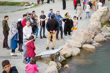 Turistas en el complejo histórico Taq-e Bostan