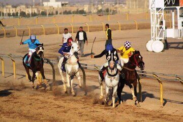 مسابقات اسب دوانی کورس بهاره کشور در یزد آغاز شد