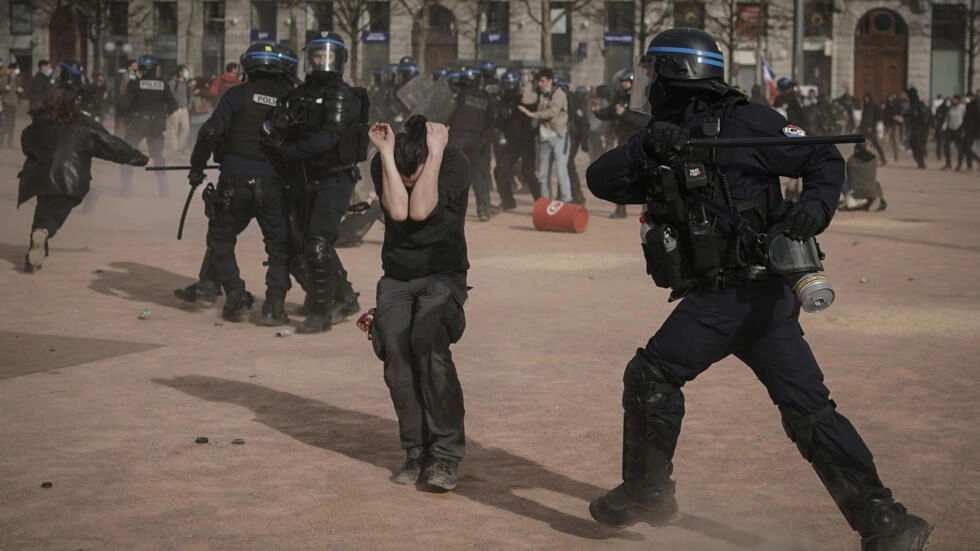 سرکوب اعتراضات مردی در فرانسه؛ کشورهای عربی به اتباع خود هشدار دادند