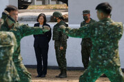 دیدار رئیس جمهوری تایوان با نیروهای ارتش در آستانه سفر «حساس» به آمریکا