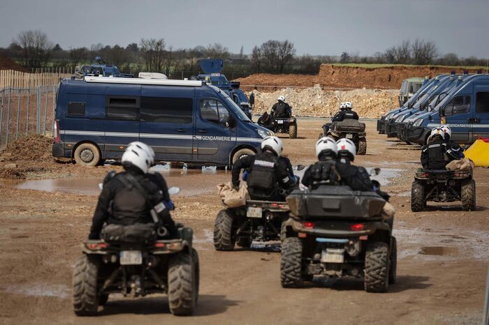 Méga-bassines : 3200 militaires et policiers déployés pour réprimer les écologistes