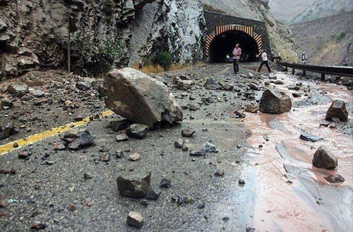 هشدار پلیس راه نسبت به تداوم ریزش سنگ در محورهای کوهستانی مازندران