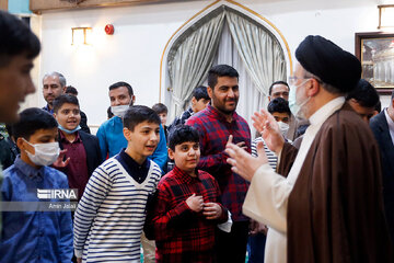 Le président Raïssi dans une cérémonie d’iftar avec des orphelins