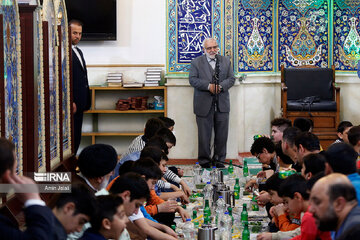 Le président Raïssi dans une cérémonie d’iftar avec des orphelins