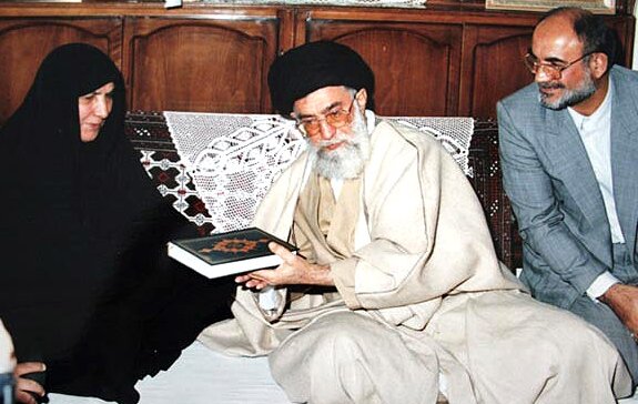 دیدار نوروزی مسئولان شهرستان پاکدشت با مادر والامقام شهیدان مظفر