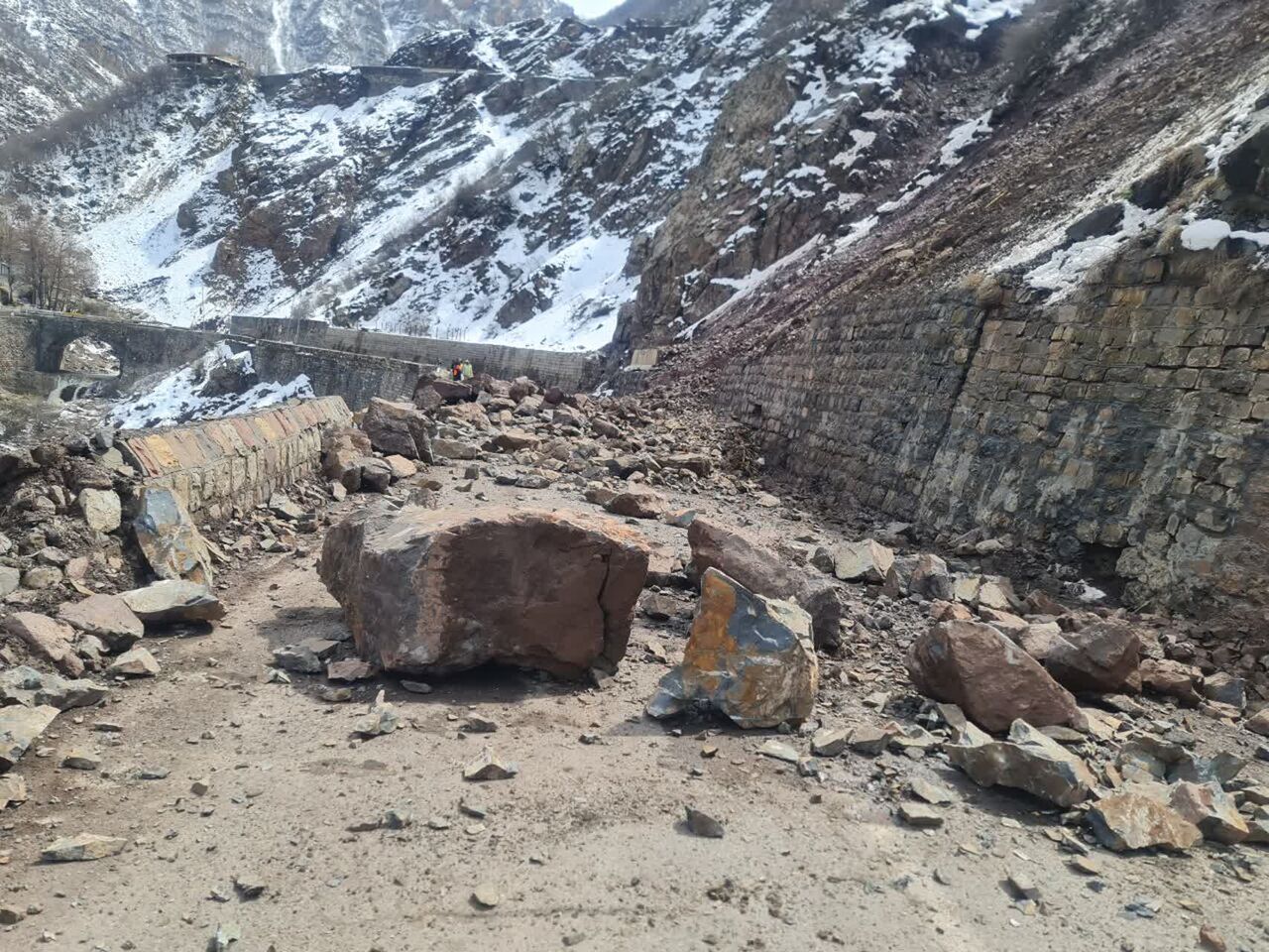 یک نفر براثر سقوط سنگ از ارتفاعات محور کندوان جان باخت