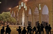 قوات الاحتلال تقتحم باحات المسجد الأقصى وتخرج المعتكفين بقوة السلاح