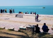 یک فروند شناور گردشگری بدلیل هنجار شکنی در بوشهر توقیف شد