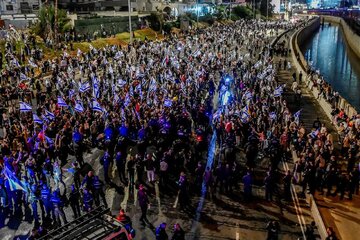 درگیری پلیس رژیم صهیونیستی و مخالفان تعویق طرح جنجالی اصلاح نظام قضایی در تل‌آویو