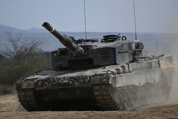 وزیر دفاع یونان: به اوکراین تانک‌های «لئوپارد» و سامانه «اس ۳۰۰» نمی‌دهیم