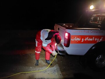 پنج خودروی گرفتار سیلاب در بجستان نجات یافتند