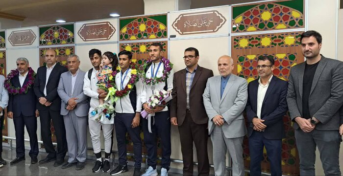 ملی‌پوشان بوشهری تیم ملی فوتبال ساحلی ایران در فرودگاه این شهر استقبال شدند
