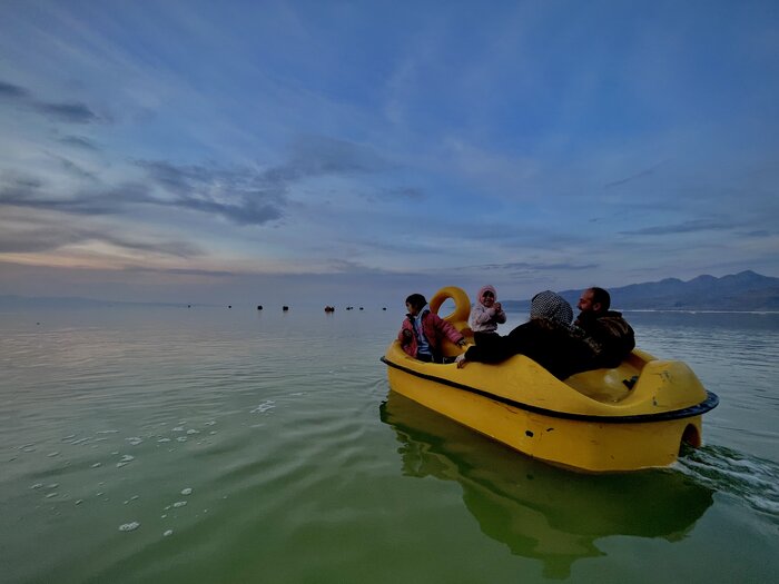 غروب زیبای نگین آبی آذربایجان در افق قایق سواران + فیلم