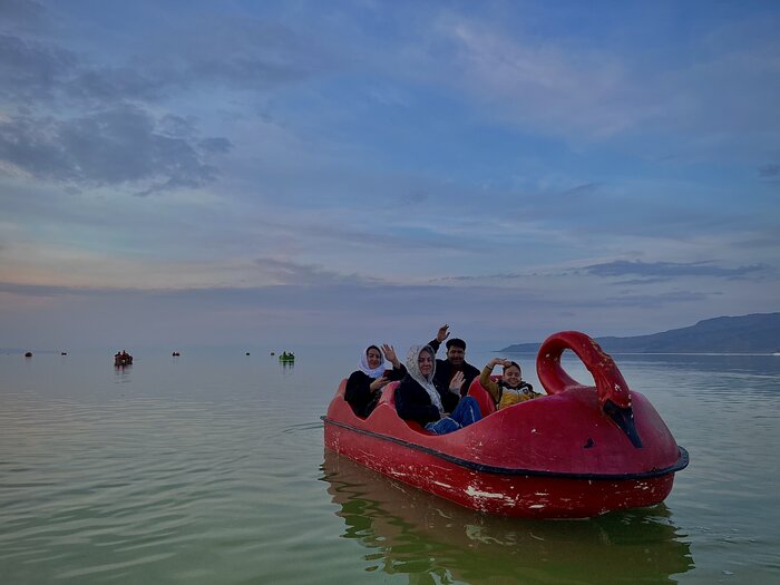 غروب زیبای نگین آبی آذربایجان در افق قایق سواران + فیلم