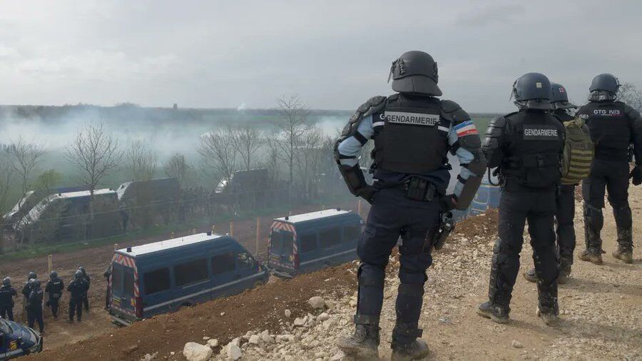 Sainte-Soline: La police a utilisé des armes de guerre contre les écologistes