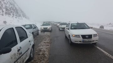 بارش برف در چهار محور مواصلاتی آذربایجان‌غربی ادامه دارد