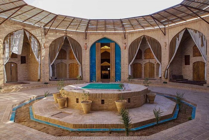 کاروانسرای زینالدین مهریز یزد از معدود کاروانسراهای مدور ایران