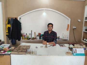 فیلم/ هنر صنعت دستی چوب و رزین در مهریز یزد
