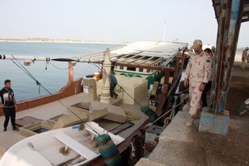 یک فروند شناور حامل سوخت قاچاق در سواحل خوزستان توقیف شد