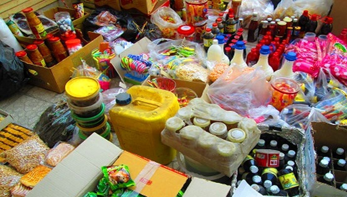 کشف انبار مواد غذایی تاریخ گذشته و تقلبی در همدان کشف انبار مواد غذایی تاریخ گذشته و تقلبی در همدان