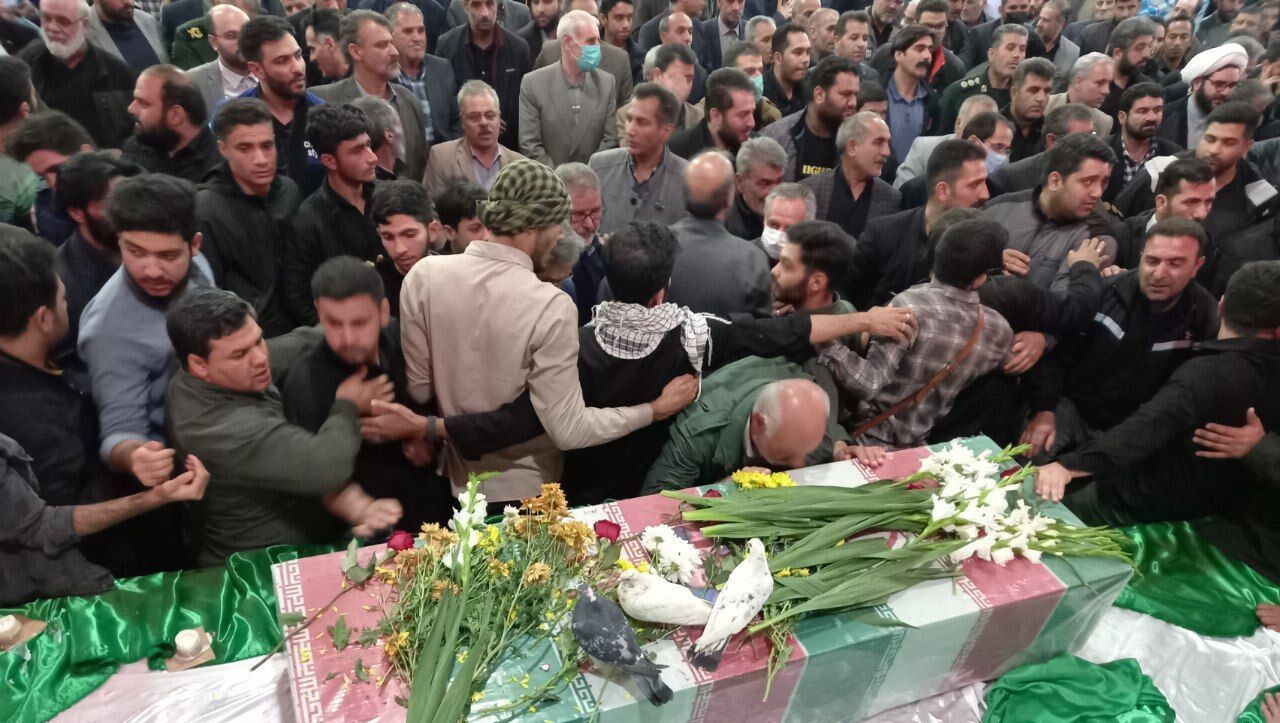 آیین وداع با پیکر شهید مدافع حرم" میلاد حیدری" در قروه برگزار شد+فیلم آیین وداع با پیکر شهید مدافع حرم" میلاد حیدری" در قروه برگزار شد+فیلم