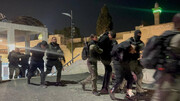 بیرون راندن معتکفان فلسطینی توسط نظامیان رژیم صهیونیستی+ فیلم و تصویر