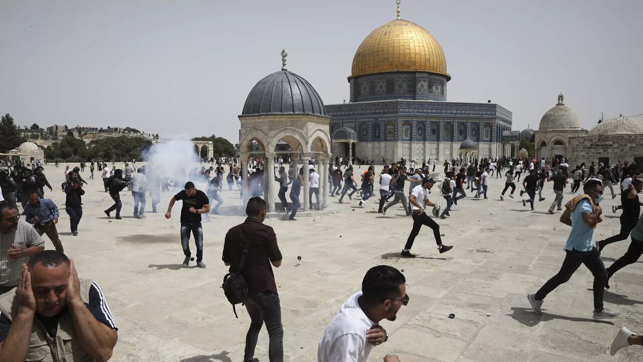 El ejército del régimen sionista ataca a los fieles palestinos en la Mezquita Al-Aqsa