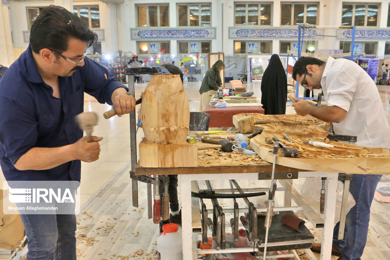 اجرای زنده تولید صنایع‌دستی در نمایشگاه قرآن کریم/ هنرهای سنتی ایران بن‌مایه دینی دارد