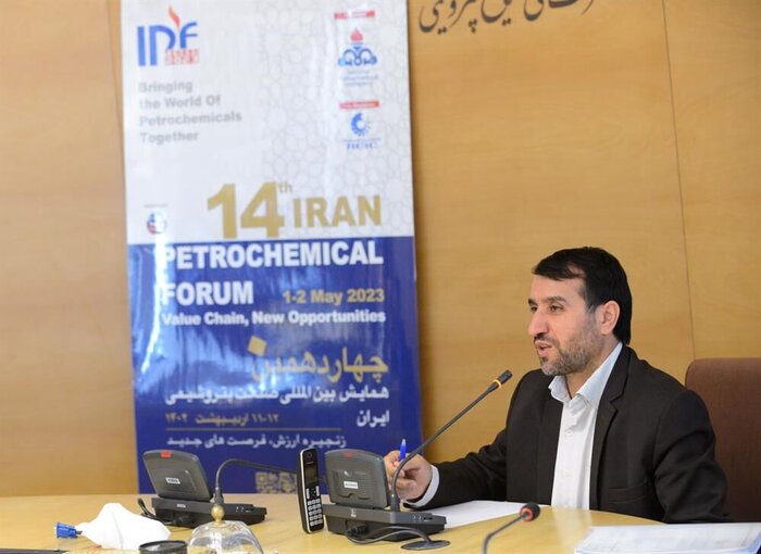 ایجاد پتروشیمیهای فراسرزمینی در دستور کار/ توسعه همکاری با کشورهای همسایه