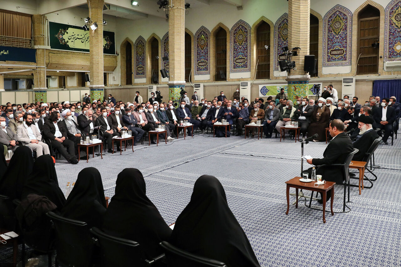 شاعران در دیدار با رهبر معظم انقلاب چه خواندند؟/ از طنز فیض تا مثنوی حدادعادل+فیلم