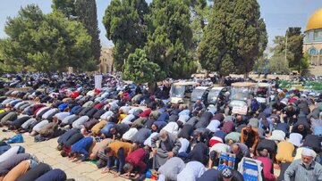 ۱۳۰ هزار فلسطینی سومین نماز جمعه ماه رمضان را در مسجدالاقصی برگزار کردند + عکس