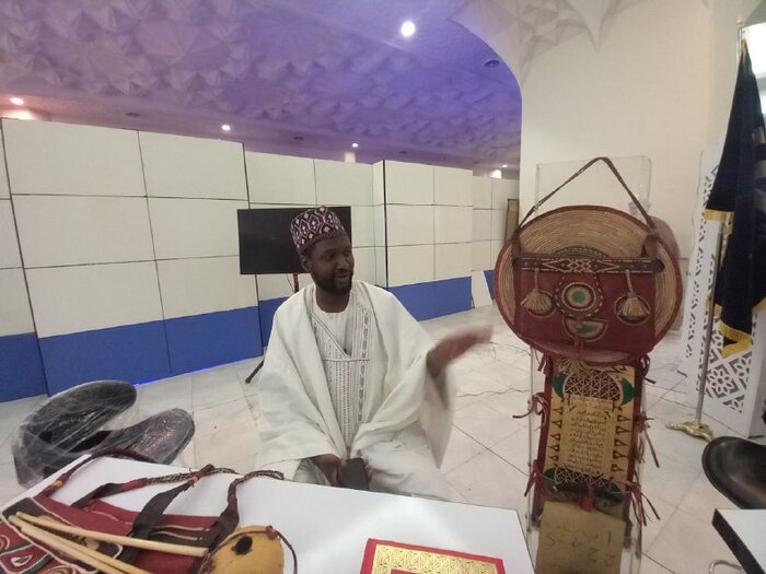 حافظان قرآن در نیجریه یک جلد کلام الهی را با دست می‌نویسند