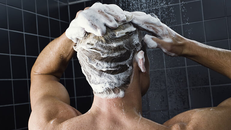 شامپو یا صابون؛ کدام برای شستن مو بهتر است؟