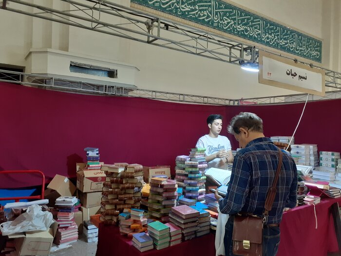 فروش رمان در نمایشگاه قرآن؛ آسیب یا عامل جذب؟