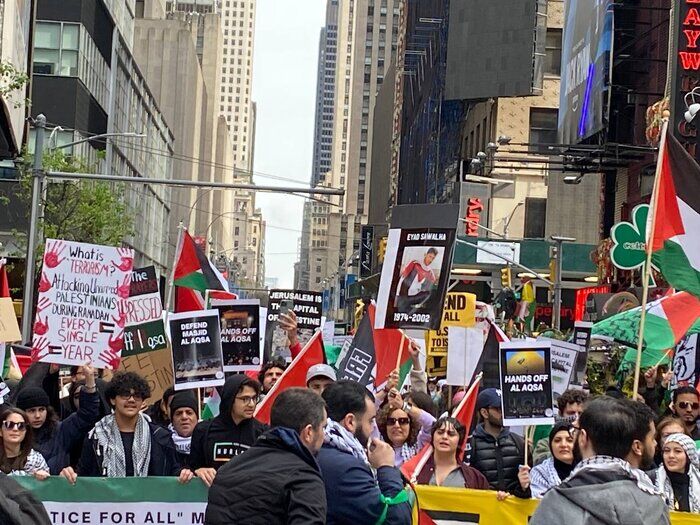 Die Menschen in New York protestieren gegen die Eskalation der Angriffe des zionistischen Regimes