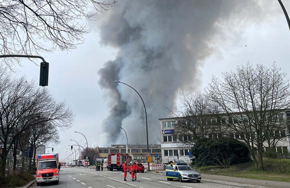 هشدار پلیس آلمان درباره انتشار گاز سمی در پی آتش‌سوزی