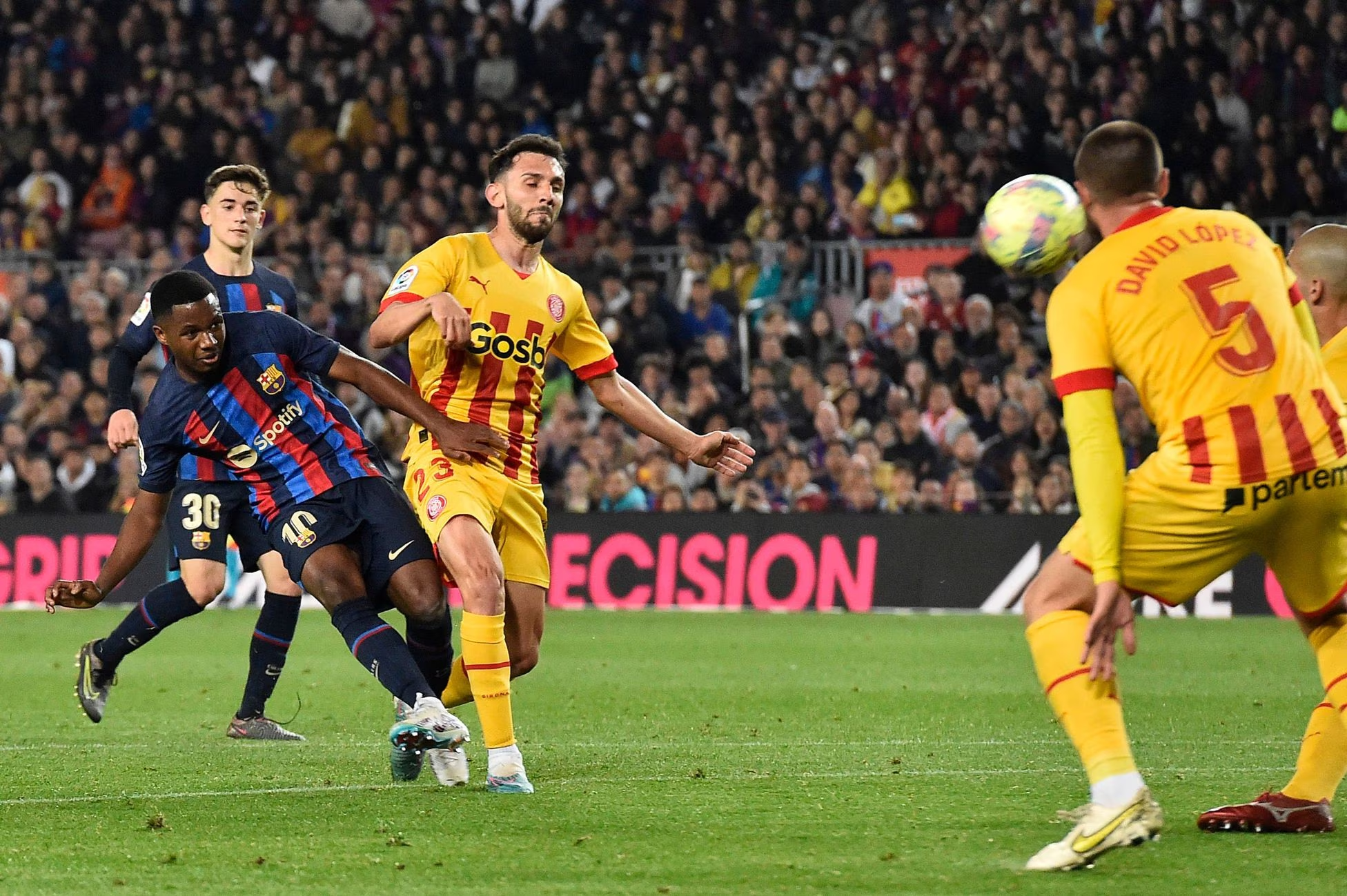 توقف بارسلونا در دربی کوچک کاتالونیا؛ بازی ناامیدکننده صدرنشین در شب تشویق مسی