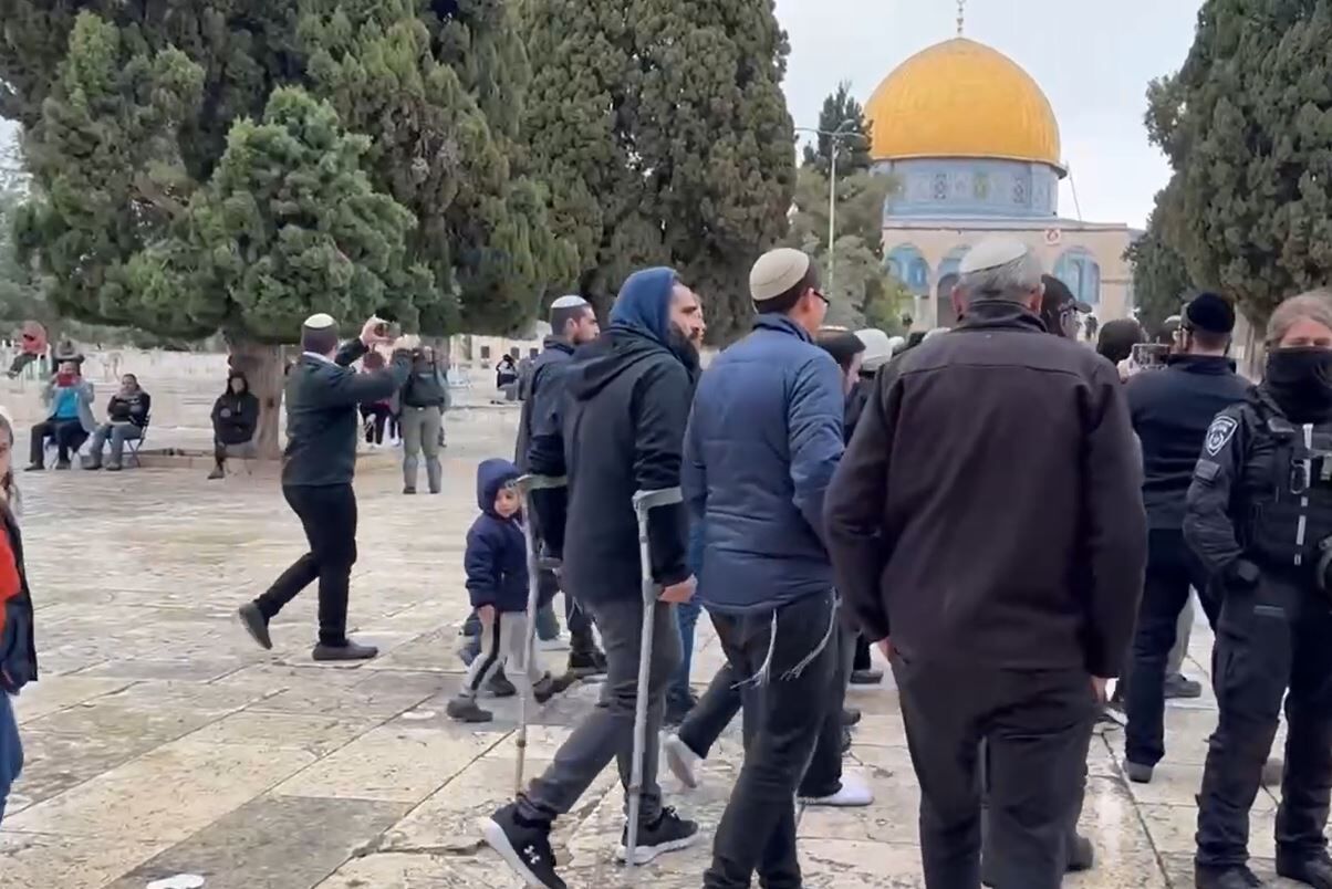 عشرات المستوطنین الصهاينة یقتحمون المسجد الأقصى