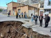 بارش شدید باران باعث فرونشست زمین در بلوار نمکی سنندج شد