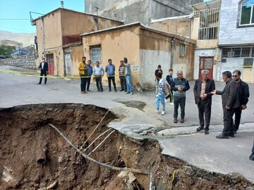 بارش شدید باران باعث فرونشست زمین در بلوار نمکی سنندج شد