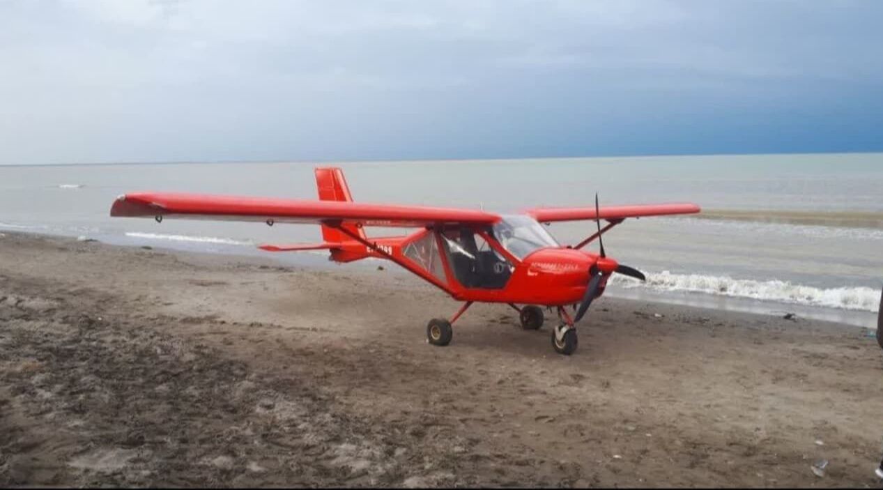 فرود اضطراری یک فروند هواپیمای فوق سبک در ساحل تنکابن