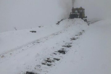برف یکی از محورهای ارتباطی کردستان به کرمانشاه را مسدود کرد