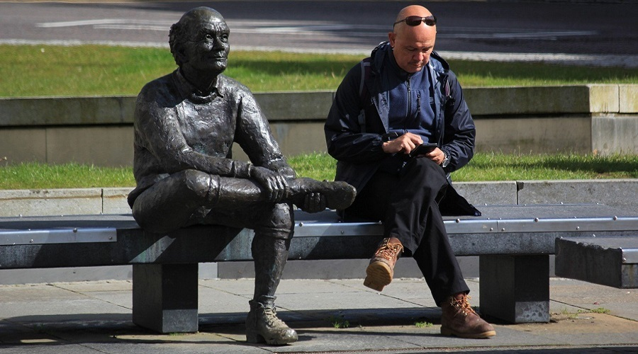 ۷ عادت زیانآور موقع نشستن روی صندلی