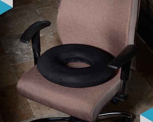 ۷ عادت زیانآور موقع نشستن روی صندلی