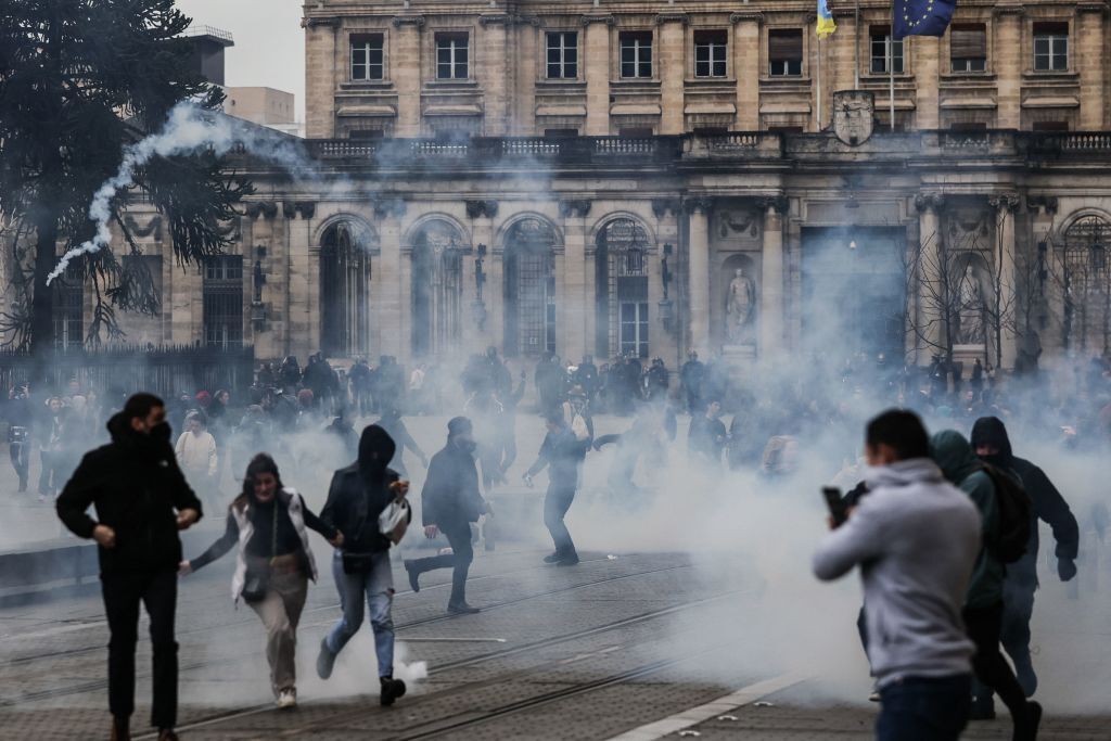 La aprobación de reforma de pensiones en Francia alimenta la rabia de los manifestantes