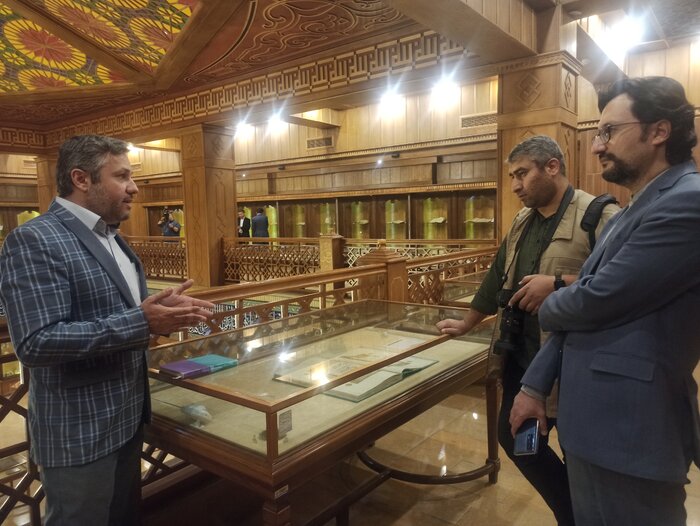 ۳۵ نسخه تفسیر خطی قرآن در حرم مطهر شاهچراغ(ع) رونمایی شد