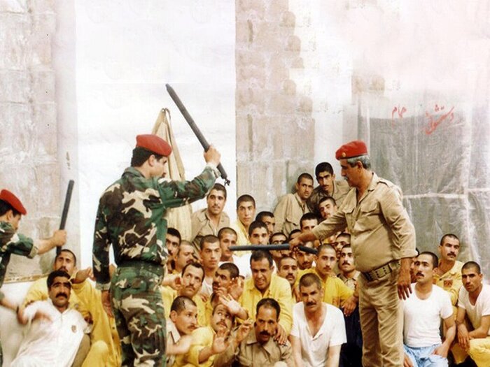 نگهبانی با آینه در اسارت