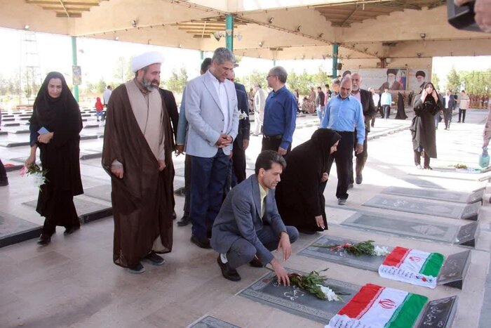 قبور مطهر ۵۰۰ شهید ورزشکار استان یزد گلباران شد