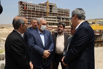 وزیر بهداشت از روند توسعه ۲ پروژه بیمارستانی در شیراز بازدید کرد